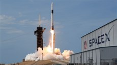Start rakety Falcon 9 s pilotovanou lodí Crew Dragon při misi DM-2.