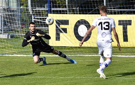 Branká Pavel Halouska z Lín zasahuje, pihlíí jeho spoluhrá Jakub ernín.