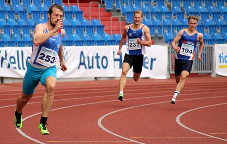 Sprinter Zdenk Stromík (vlevo) si v Ostrav zkusil bh na 300 metr.