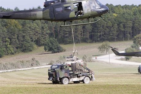 Nmeck lehk taktick vozidlo Mungo a vrtulnk UH-1D bhem pedvn nkladu