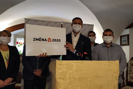 Jií Zimola s dalími kolegy pedstavil hnutí Zmna 2020 na pondlní tiskové...