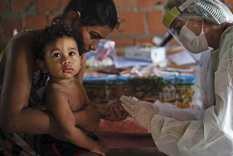 Zdravotnice v brazilské nemocnici v Manacapuru testuje roní dít na nemoc...