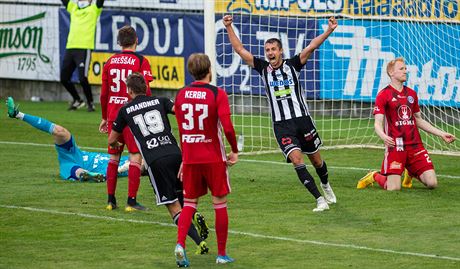 Budjovický Ivan Schranz se raduje, olomoucký Václav Jemelka (vpravo) na...