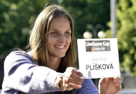 Karolna Plkov na tiskov konferenci ped turnajem na tvanici.