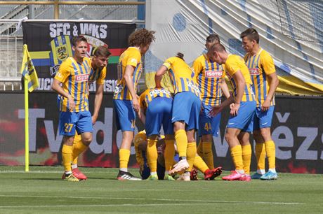 Fotbalisté Opavy se radují z úvodního gólu v zápase se Slováckem.