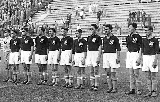 eskoslovenský tým ped finále mistrovství svta v roce 1934. 