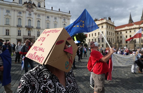 Dv a ti stovky lidí na Hradanském námstí v Praze demonstrovaly proti...