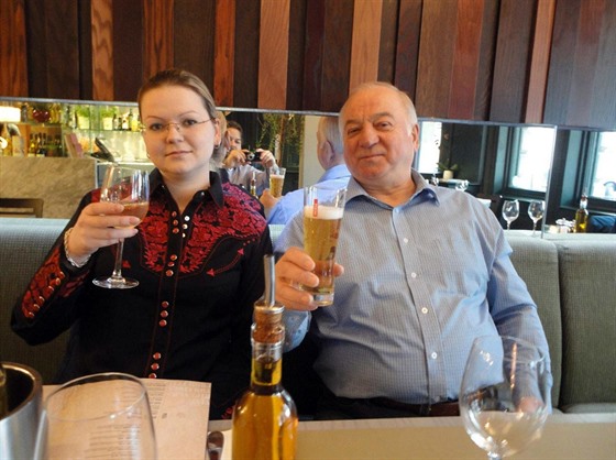 Sergej Skripal s dcerou Julijí na snímku z roku 2018