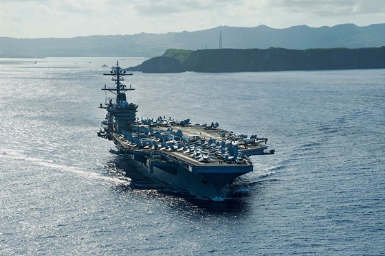 Letadlová lo USS Theodore Roosevelt opoutí Guam poté, co zde musela nucen...