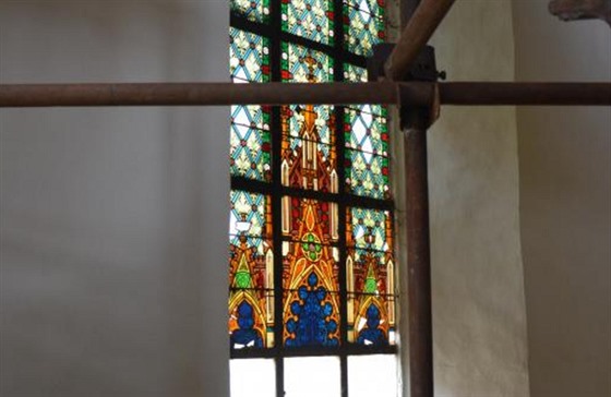Obnovené vitráže v kostele Nalezení sv. Kříže ve Frýdlantu.