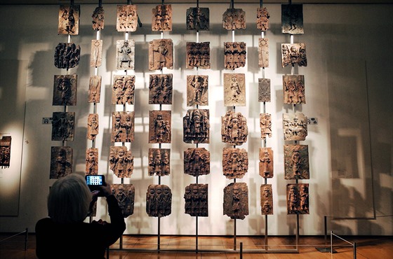 Z Beninu uloupené bronzové reliéfy vystavené v londýnském Britském muzeu. (13....