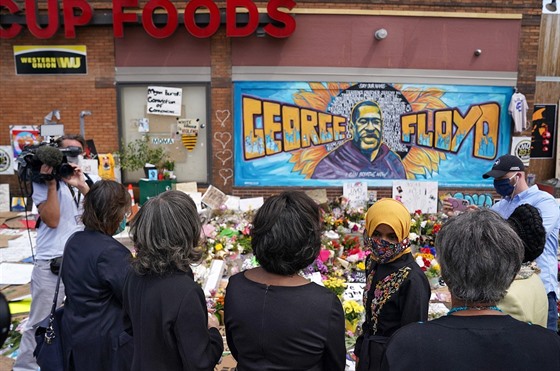 Smutení rozlouení se zabitým Afroamerianem Georgem Floydem v Minneapolisu...