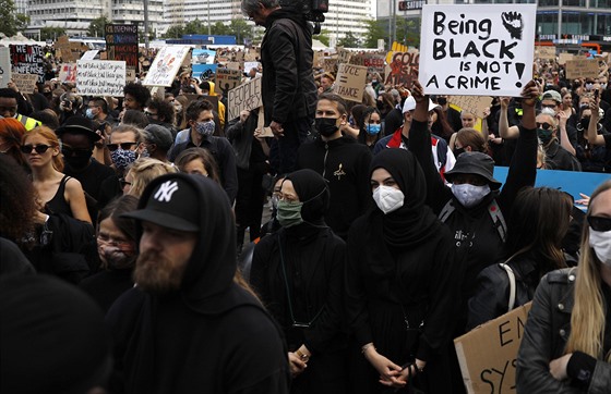 V Berlín se uskutenila demonstrace proti brutalit amerických policist. Lidé...
