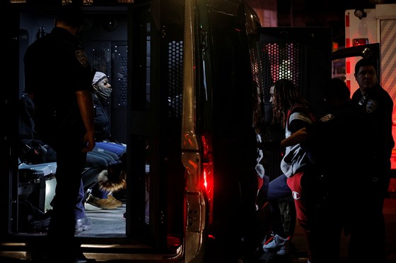 Policejní sbory zatýkají demonstranty v manhattanské tvrti New Yorku.