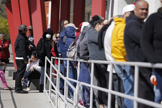 Američané čekají ve frontě na dávky v nezaměstnanosti u centra One-Stop Career...