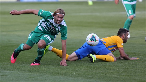 Matj Pulkrab z Bohemians (vlevo) a opavský Jan ídek v ligovém utkání.