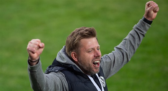 Budějovický trenér David Horejš se raduje během ligového utkání proti Olomouci.