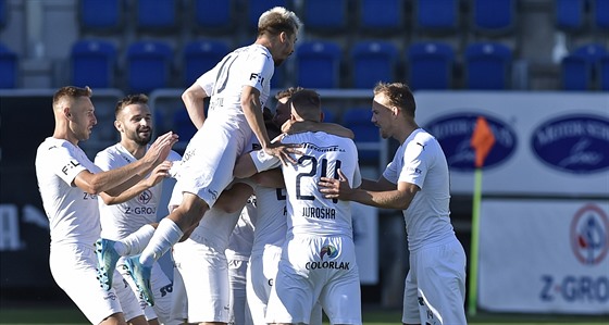 Fotbalisté Slovácka se radují z gólu v utkání proti Karviné.