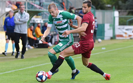 Roman Kvt z Bohemians 1905 se snaí uniknout sparanu Dávidu Hanckovi.