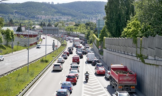 V Medlánkách se bojí, že tranzit ze severu, který dnes jezdí po Žabovřeské (na snímku), by jezdil po nové silnici.