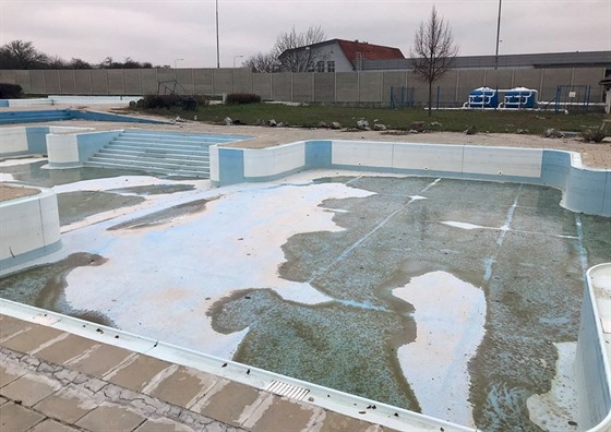 Mikulovský bazén na zaátku rekonstrukce. Ani po msících prací dnes nemá dno.