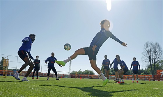 Fotbalisté Atlétika Madrid na prvním tréninku, kde se mohl po koronavirové...