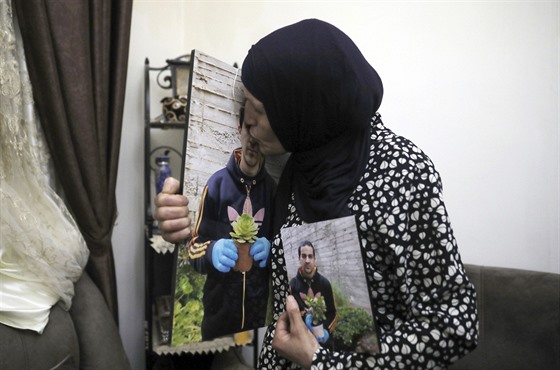 Matka Ijáda Haláka s fotkou svého autistického syna, kterého zastelila...