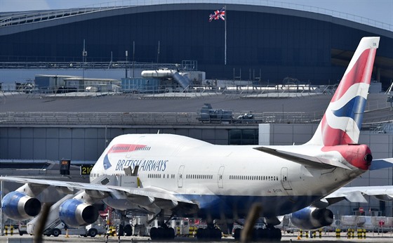Letadlo British Airways na letišti Heathrow v Londýně.