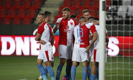 Fotbalisté Slavie se radují z jednoho z gól v zápase s Jabloncem.