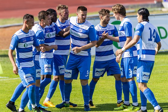 Fotbalisté Ústí nad Labem se radují z gólu v zápase s Vlaimí..