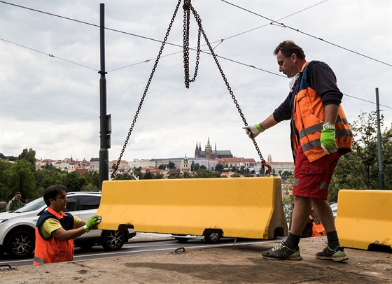 Odstranní citiblok ze Smetanova nábeí. (8.6.2020)