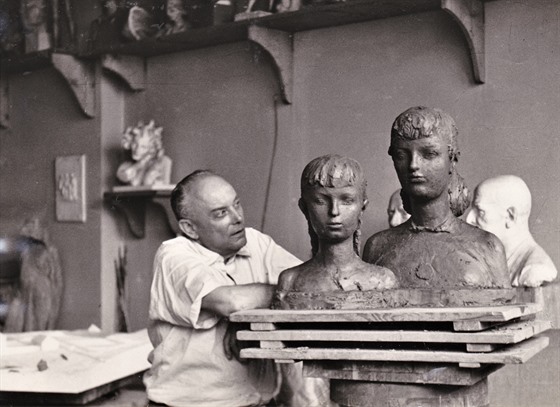 Sochař Karel Lidický ve svém ateliéru po dokončení bust svých dcer.