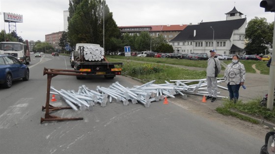 Z odboujícího nákladního auta spadly pi odboování patn upevnné stavební...