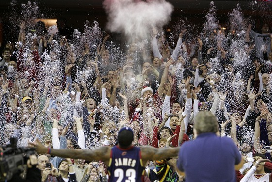 LeBron James mámí svým basketbalovým umním davy. 