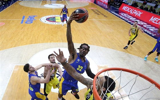 Amare Stoudemire (v modrém) z Maccabi Tel Aviv zakonuje na ko Fenerbahce...