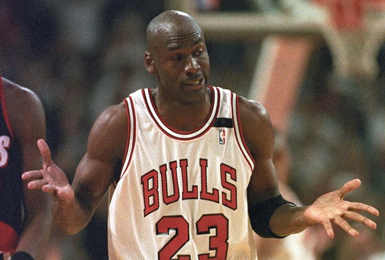 Michael Jordan z Chicago Bulls práv trefil estou trojku v prvním poloase...