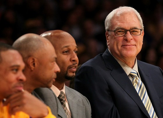 Phil Jackson (vpravo) jako trenér LA Lakers, po jeho boku sedl coby první...