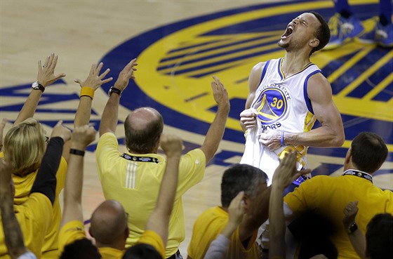 Stephen Curry se raduje ped fanouky Golden State, rok 2016.