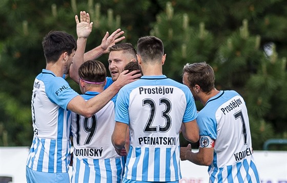 Fotbalisté Prostjova se radují z gólu.