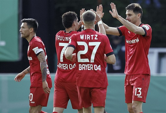 Fotbalisté Leverkusenu oslavují gól.