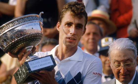 Ivan Lendl s trofejí pro vítze Roland Garros v roce 1984