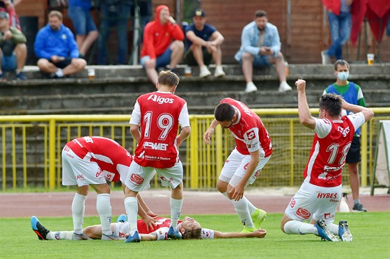 Pardubití fotbalisté slaví gól Tomáe elstky v zápase se Sokolovem.