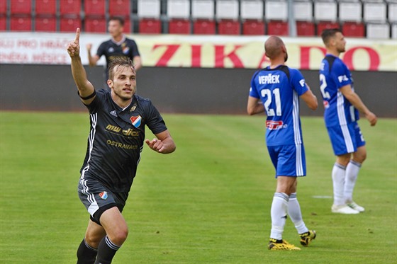 Ostravský fotbalista Nemanja Kuzmanovi se raduje z gólu do olomoucké sít.