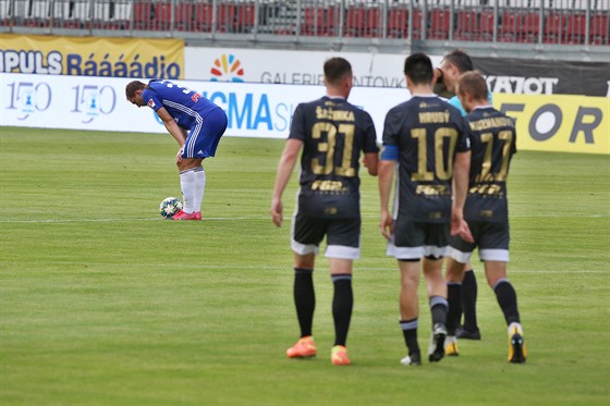 Zklamaný olomoucký útoník Luká Juli (v modrém) po tetím inkasovaném gólu od...