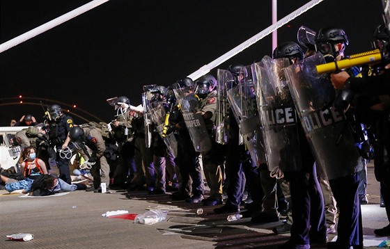 Policie v Dallasu zasahuje proti demonstrantm protestujícím proti násilné...
