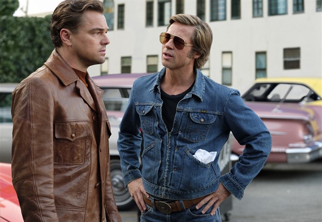 Leonardo DiCaprio a Brad Pitt ve filmu Tenkrát v Hollywoodu