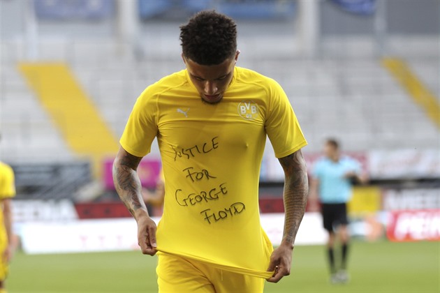 FIFA vyzvala kluby, aby netrestaly protestující proti Floydovu úmrtí