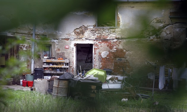 Zchátralý Reindlerův Dvůr zčásti vyhořel, na statku žili tři lidé