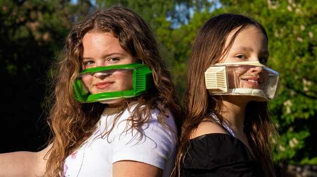 S prhledným respirátorem se lidé pi setkání poznají a mohou sdílet emoce.