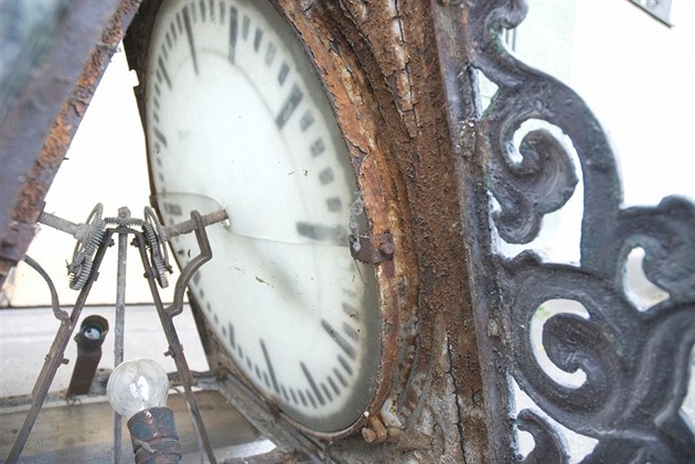 Unikátní 145 let staré litinové nádražní hodiny z Dolního Žlebu opět půjdou